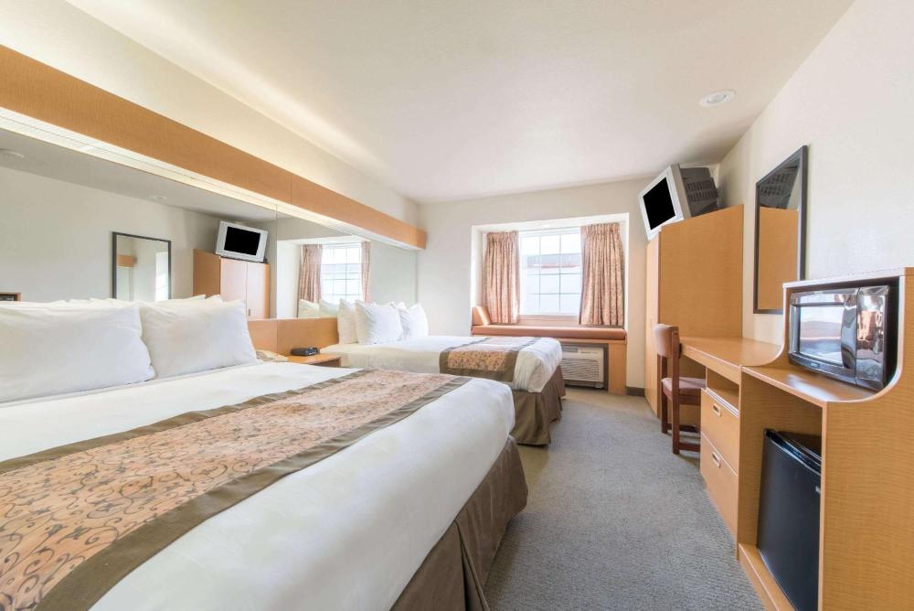 Queen Room with Two Queen Beds - Disability Access/Non-Smoking interior
