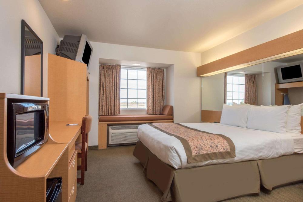 Queen Suite - Non-Smoking interior